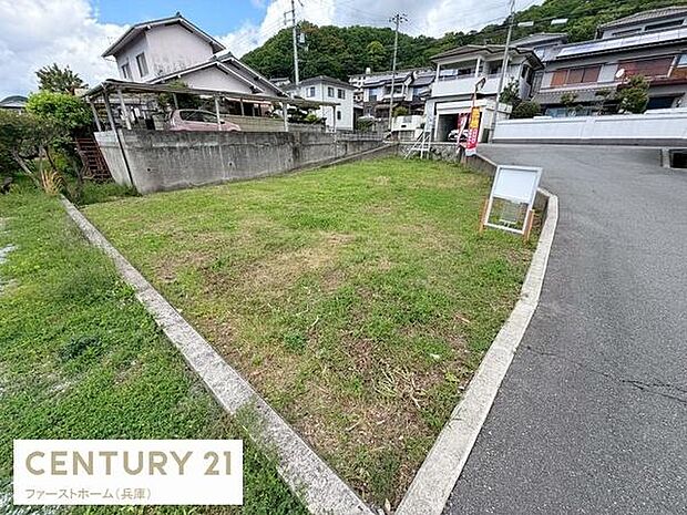 道路に面した角地の外観です。閑静な住宅地に位置しており周囲には住宅が立ち並んでいます。整形地で使いやすい形状が特長です。緑豊かな環境が広がっており開放感があります。建築計画が立てやすい土地です。
