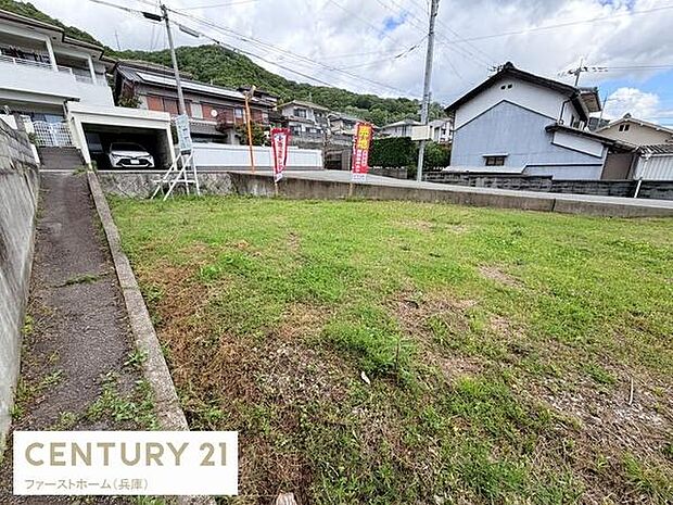 現地土地写真からはゆったりとした平坦な敷地が広がっています。周囲は閑静な住宅街で落ち着いた環境です。車の乗り入れも可能な立地が確認できます。角地に位置しているため開放感があります。