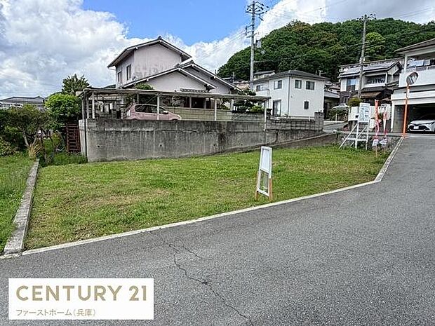 閑静な住宅街に位置する現地土地写真です。前面道路に接しているため車の出し入れがしやすいです。整った区画で使い勝手が良い一画です。周辺には住宅が立ち並び落ち着いた雰囲気があります。