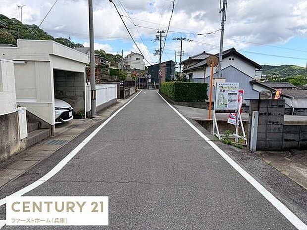 前面道路は幅員がしっかりとあり車の出し入れがしやすい環境です。周囲には住宅が整然と立ち並び落ち着いた雰囲気が感じられます。道路の舗装状態も良好で日常の移動もスムーズに行えます。