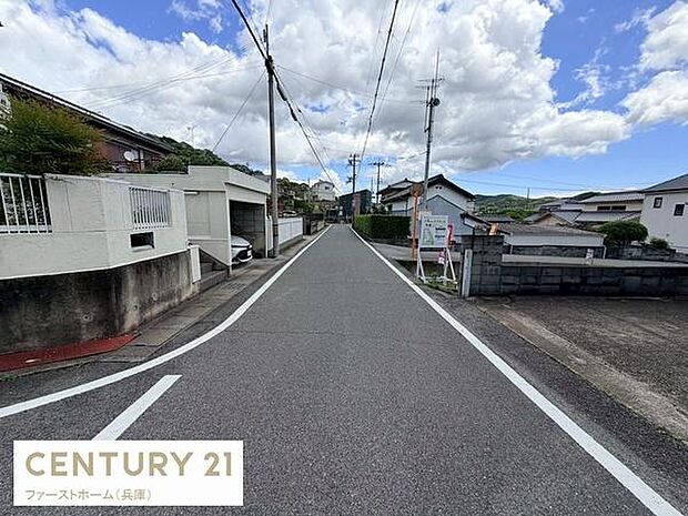 前面道路は広めで車の出し入れもスムーズに行えます。周囲に住宅が立ち並び落ち着いた雰囲気の立地です。空が広がる環境でゆとりある道路幅が特徴です。日当たりの良さも魅力のひとつです。