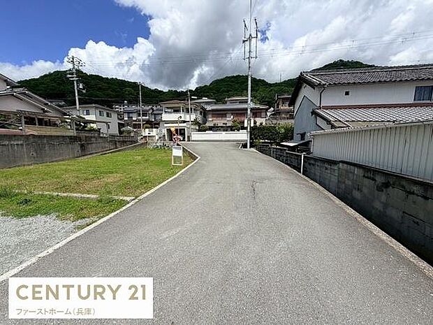 静かな住宅街に位置し前面道路は車通りも少なく落ち着いた環境です。周囲には自然も多くゆったりとした雰囲気が広がっています。道幅がしっかり確保されているため車の出し入れもスムーズです。