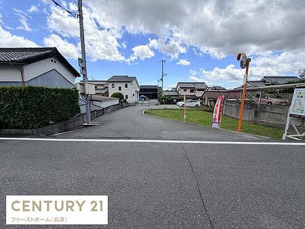 前面道路は見通しが良く安心して車の出入りがしやすい環境です。周辺には住宅が立ち並び落ち着いた街並みが印象的です。道路幅も十分に確保されているため移動や駐車もスムーズです。