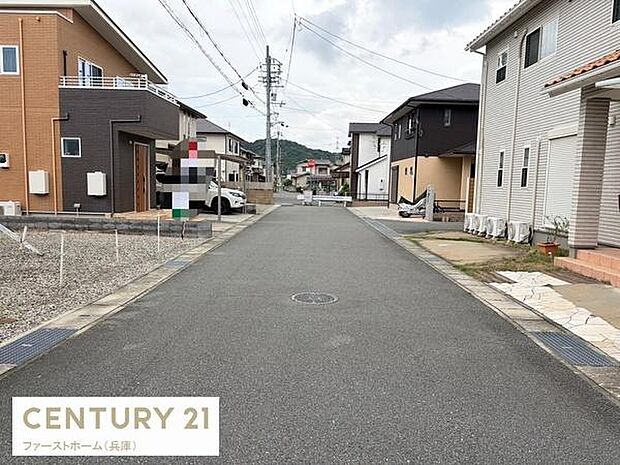 前面道路は幅員があり車の出入りがしやすい環境です。落ち着いた住宅街で周囲にゆとりを感じられます。舗装された道路が整備されており住環境が整っています。直線の道路で視界も良く交通も安心です。