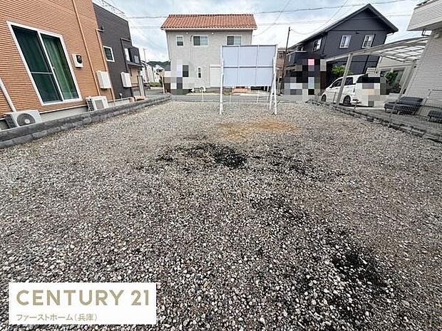 ゆったりとした敷地で前面道路からのアクセスも良好です。周辺には住宅が並び静かな環境が広がっています。敷地内は整地済みで多様な用途に活用しやすい状態です。隣接建物との間隔も十分に確保されています。
