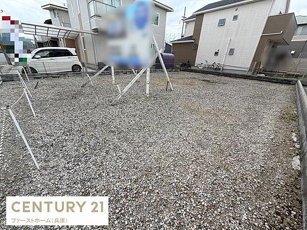 広々とした敷地が広がり用途に合わせて活用できるスペースです。周囲は住宅街で落ち着いた環境です。敷地は整地されており手入れがしやすい状態となっています。視認性も良好な場所です。
