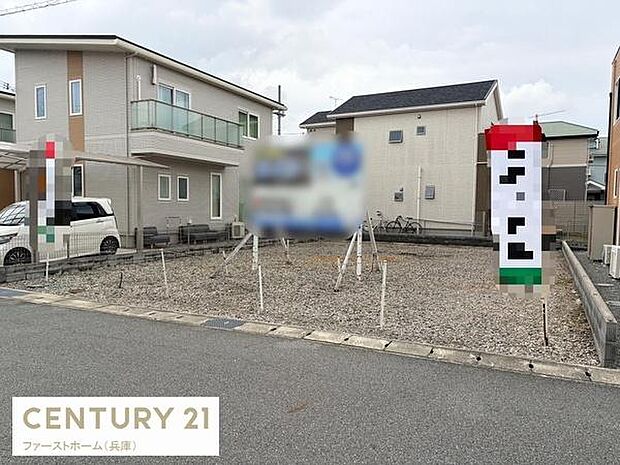 整った形状の土地で建築プランが立てやすい区画です。周囲は住宅に囲まれており落ち着いた雰囲気が感じられます。前面道路も広く車の出入りがしやすそうです。用途に応じて活用ができる土地です。