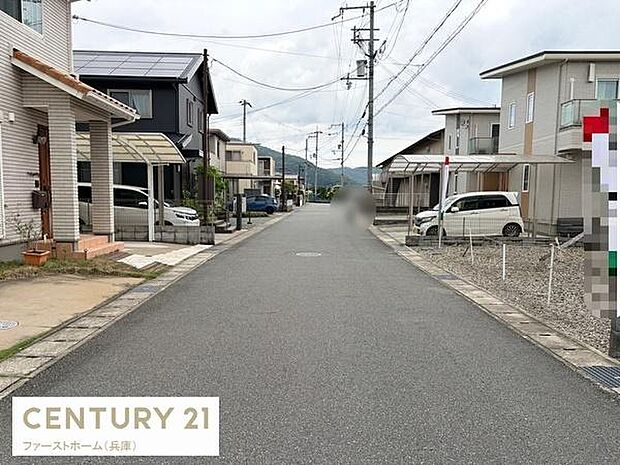前面道路が広く車の出し入れがしやすい環境です。周囲には新しい住宅が立ち並び整った街並みが印象的です。見通しの良い道路で安心感があります。住まい周辺の景観が整っています。