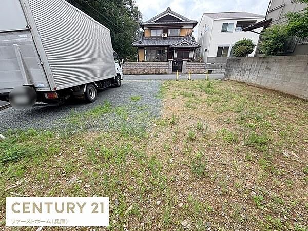 現地土地写真の通り建築条件の自由度が感じられる敷地です。前面道路も広く車の出し入れがしやすい環境となっています。周辺には住宅が立ち並び落ち着いた雰囲気が広がっています。