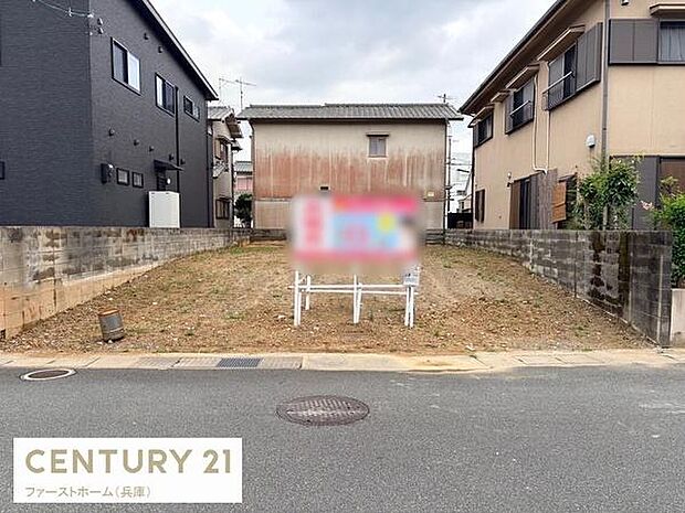 周囲には住宅が立ち並ぶ落ち着いた環境です。前面道路に面しており車の出入りもスムーズです。敷地はフラットでお好きなプランで建築いただけます。隣地との境界も明確です。