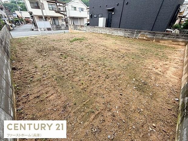 周囲を塀で囲まれた整形地です。道路に面しており車両の出入りがしやすい土地です。平坦な地勢なので建築プランも立てやすいです。現況更地のため引き渡し後すぐにご利用いただけます。