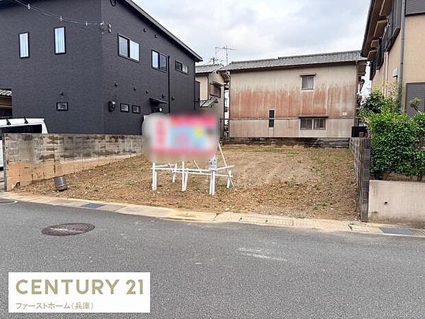 敷地が平坦で使いやすい現地土地写真です。建築プランも立てやすそうな形状となっています。周囲は住宅に囲まれており落ち着いた雰囲気です。前面道路幅員もしっかり確保されています。