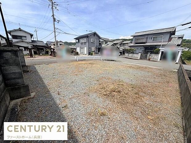 周辺は戸建て住宅が並ぶ落ち着いた街並みに位置しています。平坦な現地土地のため幅広いプランに対応可能です。前面道路に面しておりアクセスも便利です。整形地で使いやすい形状となっています。