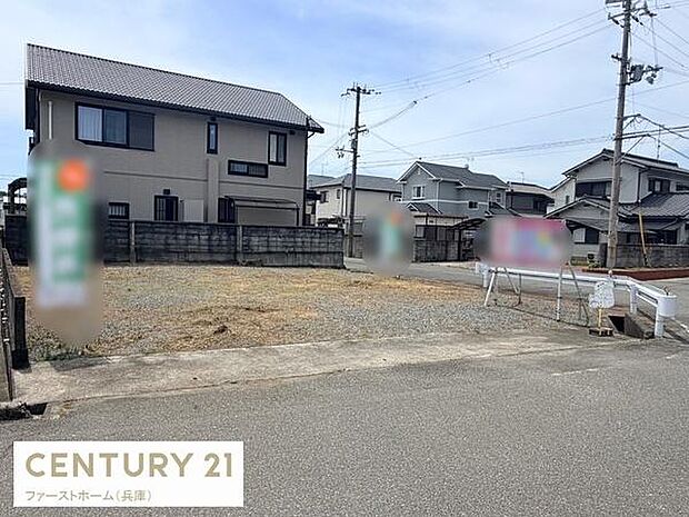 周辺には住宅が整然と建ち並び落ち着いた街並みが広がっています。道路との接面も広く車の出入りもしやすい立地です。日当たりも期待できる開放感のある区画です。周囲の環境が整った場所に位置しています。