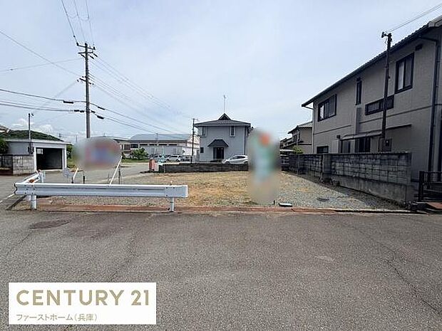 前面道路が広く車の出入りもスムーズに行えます。周囲は落ち着いた住宅街で交通量も落ち着いています。敷地が整形地で使いやすい形状です。周辺環境も視認しやすく安心感があります。