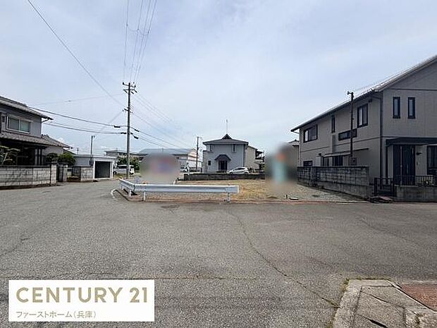 前面道路が広く車の出し入れがしやすい環境です。落ち着いた住宅街の一画に位置しゆとりある道路幅が魅力です。周辺は整然とした街並みで住宅用地としても利用しやすい現地写真です。