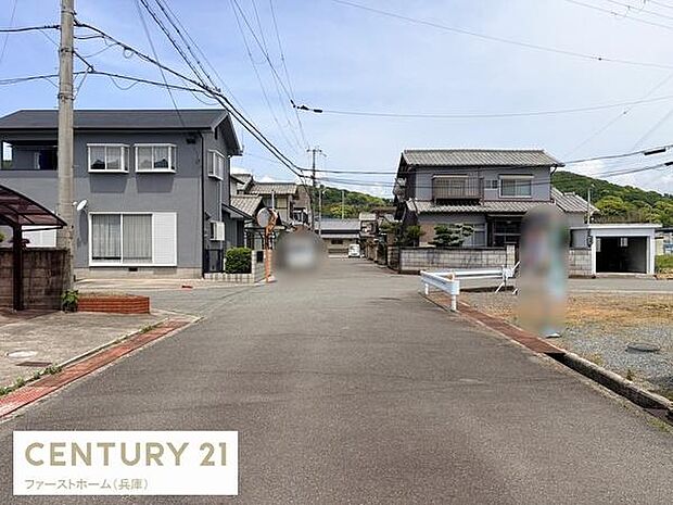 前面道路は見通しが良く車の出し入れも安心です。周囲には住宅が整然と並び落ち着いた雰囲気が広がっています。道路幅も十分にあり快適な生活環境が期待できます。敷地のアクセスもスムーズです。