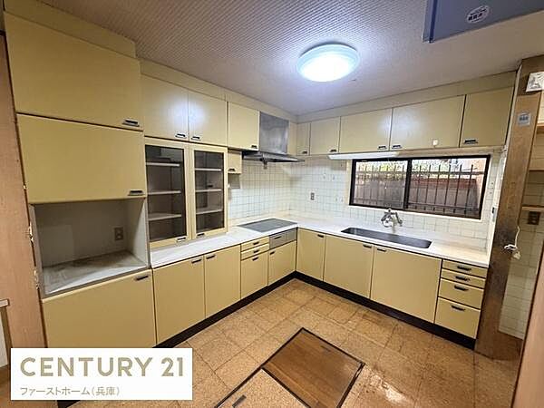 広々としたキッチンは収納スペースが豊富で作業効率に配慮されたレイアウトです。明るい室内で料理がはかどります。大きな窓があり換気もしやすい設計です。カウンターが広いため調理や片付けも快適です。