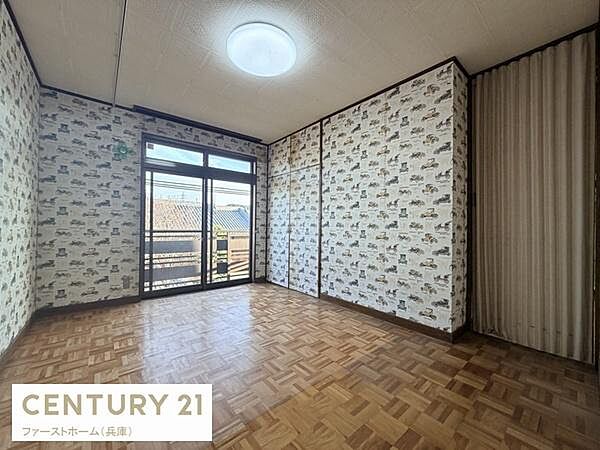 陽射しが入る大きな窓が特徴の子供部屋です。明るい空間でお子様の成長をやさしく見守れます。床のデザインも個性的でお部屋全体に楽しい雰囲気が広がります。壁紙の柄がアクセントとなり毎日が楽しくなる空間です。