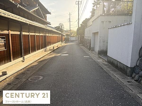 前面道路は幅がしっかり確保されており車の通行もスムーズに行えます。周囲は落ち着いた住宅が並び整った街並みが印象的です。舗装状態も良好で日々の生活にも便利な立地となっています。