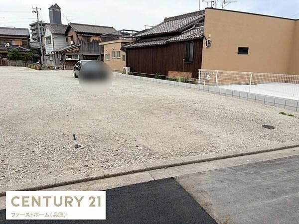 整地された敷地が広がっており建築や様々な用途に利用できる空間です。周囲には住宅が並び静かな環境となっています。道路に面しており出入りがしやすいのも特徴です。