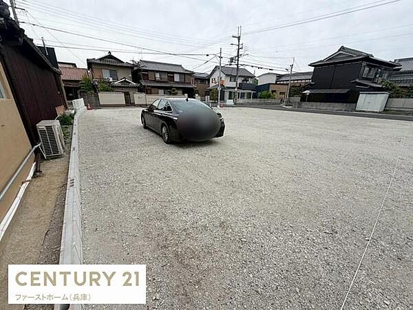 広々としたスペースが確保されているので車の出し入れがしやすい駐車場です。周囲に建物が多く道路からのアクセスも便利です。敷地内には複数台の車両が駐車可能です。