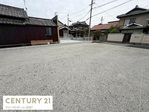 敷地が広く様々な用途で活用しやすい点が魅力です。周囲は住宅が立ち並び落ち着いた雰囲気です。整地済みのためすぐにご検討いただけます。前面道路が広く乗り入れもスムーズです。