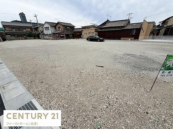 広々とした敷地が特徴の土地です。周囲には住宅が立ち並び落ち着いた雰囲気が感じられます。道路に面しておりアクセスもスムーズです。駐車スペースも十分に確保できます。整地済みでスムーズなご利用が可能です。