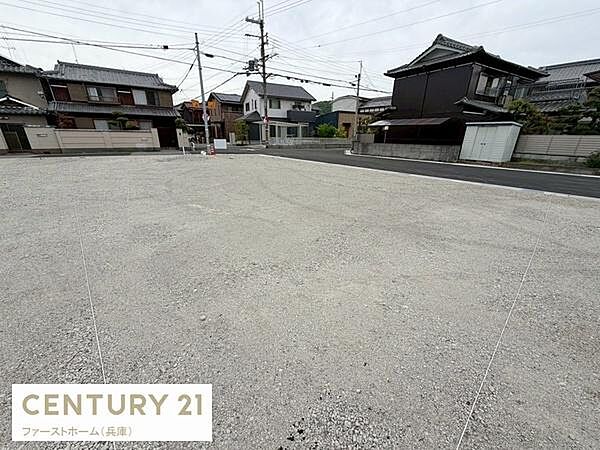 周辺には住宅が多く落ち着いた雰囲気の土地です。敷地が広く様々な用途に対応できます。道路に面しておりアクセスも便利です。整地済みで利用しやすい状態です。