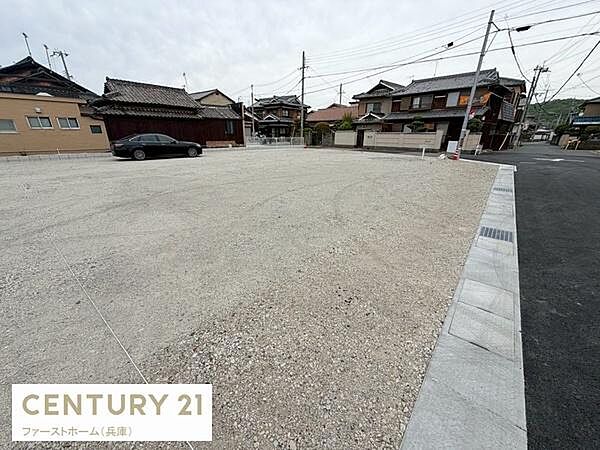 広々とした敷地が特徴的で周囲には落ち着いた住宅街が広がっています。道路に面しているため車の出入りもスムーズに行えます。開放感のある角地で様々な用途に適した土地です。無駄のない整った地形もポイントです。