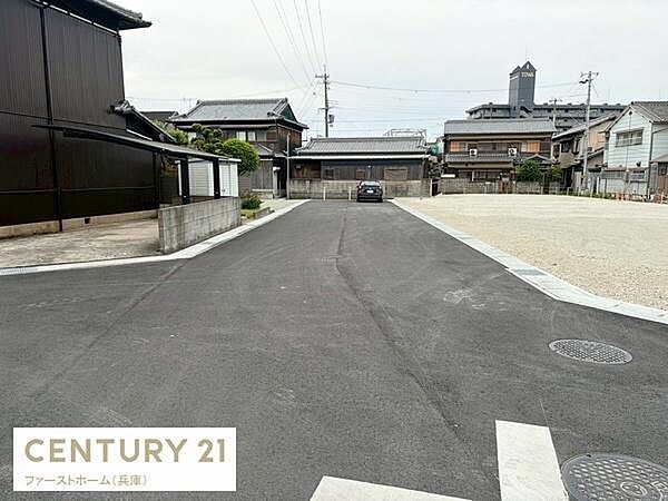 落ち着いた住宅街の中に位置し前面道路も広く車の出入りがしやすい印象です。周囲には戸建てが並び静かな環境が感じられます。アスファルト舗装がしっかりされておりきれいな状態です。