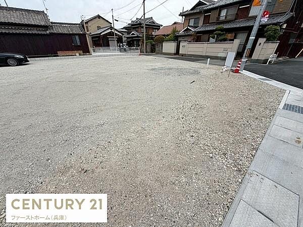 シンプルな形状の土地で使いやすいスペースです。近隣には住宅が並び落ち着いた雰囲気が感じられます。角地のため道路へのアクセスが良好です。周辺環境が整っていますので検討しやすい区画です。