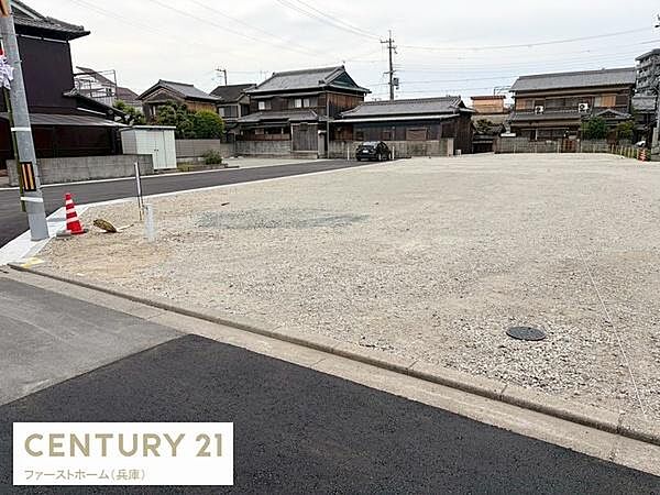 整地された広々とした土地で多様な用途に活用しやすい区画です。前面道路が整備されており車の出入りもしやすい環境です。周辺には住宅が立ち並び落ち着いた雰囲気が広がっています。
