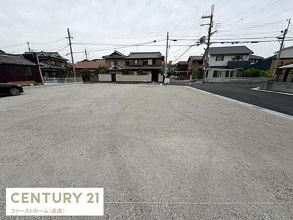 広々とした更地が広がる敷地です。周囲は落ち着いた住宅街で静かな環境が特徴です。道路への出入りもスムーズで利便性が感じられます。間口もゆったりとしており自由なプランが検討できます。
