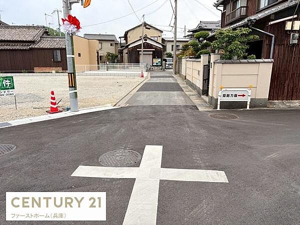 現地前面道路は舗装されており車両の出入りもしやすい環境となっています。周囲は落ち着いた住宅街で視界も良好です。交通標識や案内板が設置され安全面にも配慮されています。角地のため開放感も感じられます。