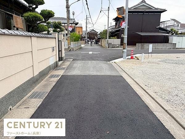 前面道路はアスファルトで整備されており歩行や車の通行もしやすい環境です。周囲は住宅が並ぶ静かなエリアとなっています。敷地へのアクセスがスムーズなため利便性が感じられます。