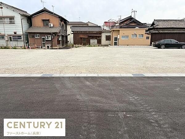 整地された現地土地写真です。周囲に住宅が立ち並び敷地の広がりが感じられます。道路からの出入りもしやすい配置になっています。景観を邪魔するものも少なく視界が開けています。