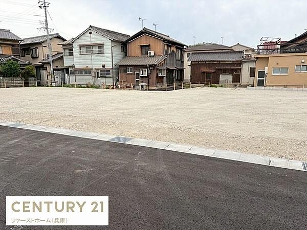 周囲に住宅が立ち並ぶエリアに位置する現地土地写真です。整地が施されており建築プランの検討がしやすい状況です。前面道路と段差がほとんどなく車の出入りもスムーズです。