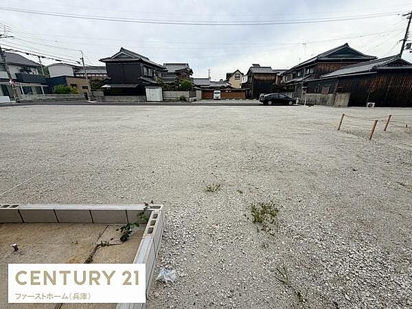 広々とした敷地が確保されておりさまざまなプランに対応しやすい現地土地写真です。整地されており建築計画も立てやすくなっています。周囲は落ち着いた住宅街で生活環境を整えやすい立地です。