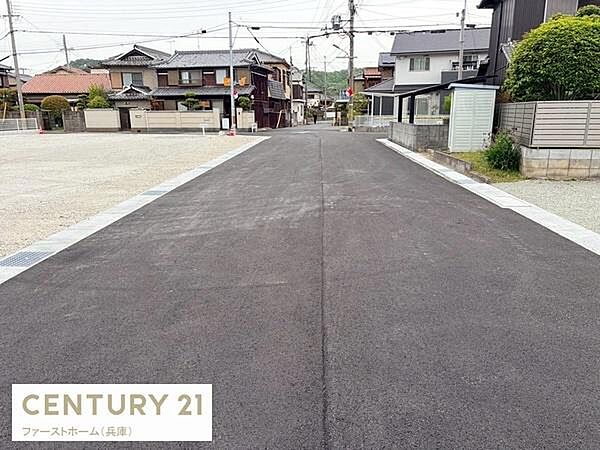前面道路は幅が広く見通しの良い環境です。周辺には戸建て住宅が立ち並び落ち着いた雰囲気が感じられます。新しい舗装が施されており車の通行もスムーズに行えます。