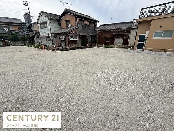 広々とした敷地が特徴の土地です。周囲には住宅が並び建築プランも検討しやすい区画です。開放感がありアレンジ次第で多様な利用が可能です。前面道路の幅員も十分で車両の出入りもスムーズに行えます。
