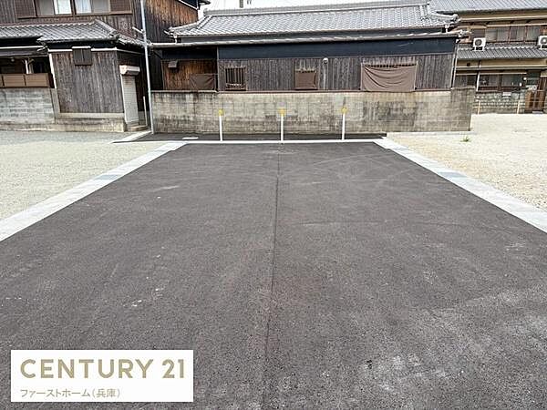 しっかり舗装された前面道路が特徴の現地写真です。周囲との境界も明確で落ち着いた街並みが感じられます。敷地への出入りがスムーズで周辺の住宅とも調和した印象です。