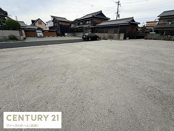前面に広々としたスペースが確保されており開放感のある現地からの眺望が魅力です。周囲は落ち着いた住宅街で静かな環境が特徴です。建物との距離も十分にあり圧迫感を感じにくい現地の雰囲気です。