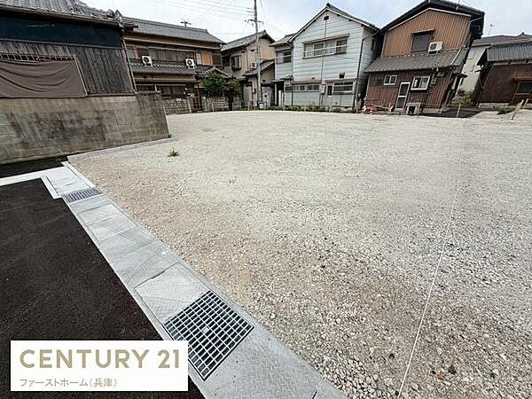 ゆったりとした敷地が広がり様々なプランに対応しやすい現地土地写真です。道路との高低差も少なくアプローチがスムーズです。整った形状で活用の幅も期待できます。落ち着いた住宅街に位置しています。