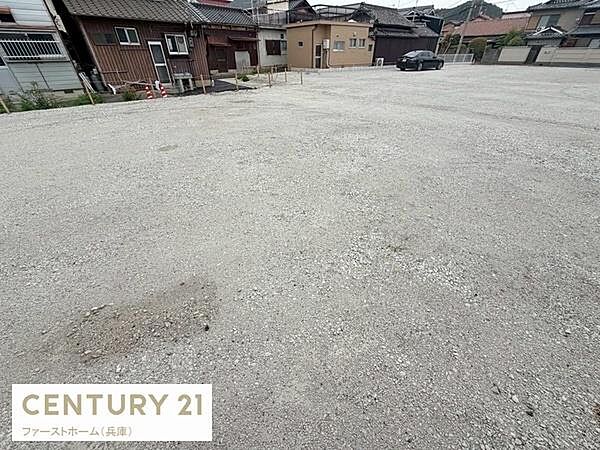 現地土地写真です。ゆとりある広さがあり周囲には住宅が整然と並んでいます。道路からのアクセスも見やすい位置にありますのでご検討材料としておすすめです。現地の状況をご確認いただけます。