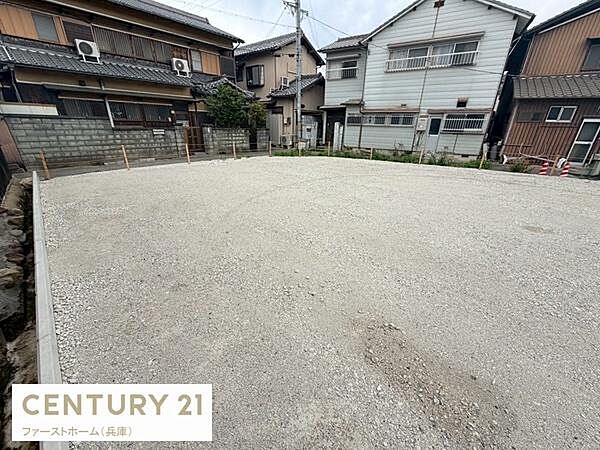 きれいに整地された現地土地写真です。周囲には落ち着いた雰囲気の住宅が立ち並んでいます。ゆとりある土地で建築計画が立てやすい形状です。道路からの出入りもしやすく利用しやすい立地となっています。