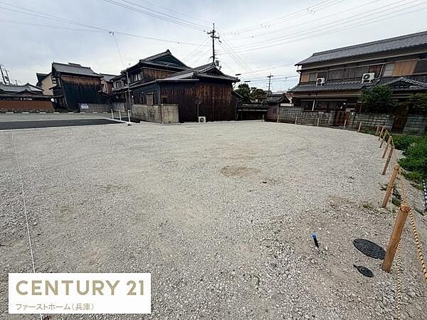 広々とした現地土地写真です。整地されているのでさまざまな用途に活用が可能です。角地に位置しているため開放感があります。周囲には落ち着いた住宅が並び静かな雰囲気です。