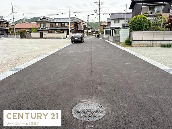 周辺には落ち着いた住宅が並び整備された前面道路が広がっています。ゆとりのある道幅が車の出し入れも安心です。道路脇もすっきりとし住環境が整っています。駐車や通行もしやすいロケーションです。