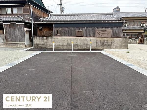 敷地前面はきれいに舗装されており車の出入りもスムーズに行えます。落ち着いた周辺環境が感じられる現地写真です。道路幅も十分に確保されており開放感があります。建物との距離感もわかりやすい一枚です。
