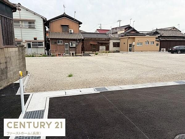 新しく舗装された前面道路が敷地に接しておりアクセスしやすい環境です。周囲は落ち着いた住宅街で建築プランも立てやすい状況です。現地は整地済みで使用開始までの準備がスムーズに進められます。